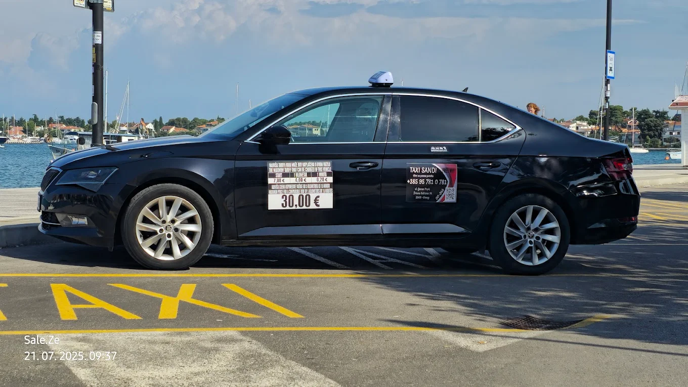 Professional taxi service in Umag - Hero image